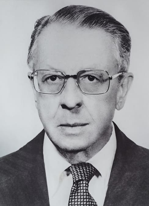 portrait man with glasses alvilla